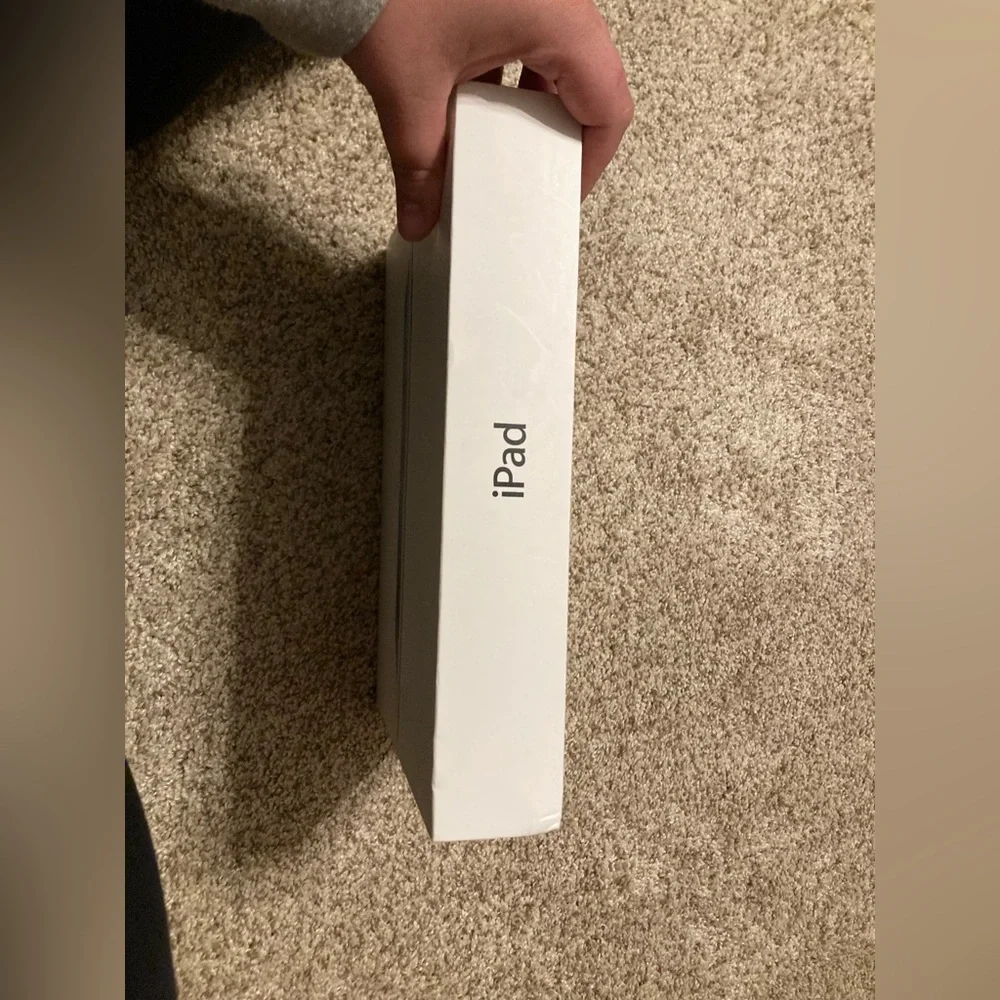 Apple iPad 2 Wi-fi 3G 16 GB white Verizon product box and instructions